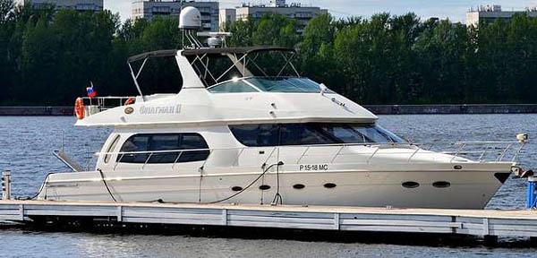 Романтическое свидание для двоих, девичник или другое праздничное мероприятие для компании до 10 человек на элитной яхте Carver 560 от «Московской яхтенной флотилии».