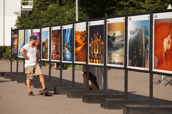 Фотовыставка «Дубай: опережая время» на Центральной аллее Парка Горького