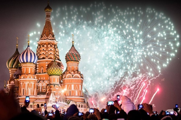 Праздничный салют в День города
