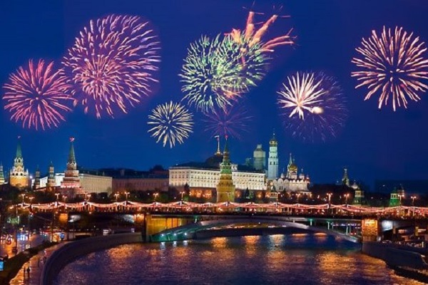 Праздничный салют в День города