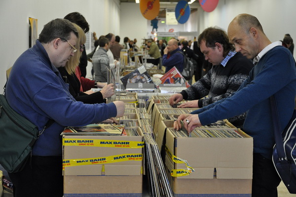 Музыкальная ярмарка винила, винтажной аппаратуры, CD и аксессуаров Vinyl Club