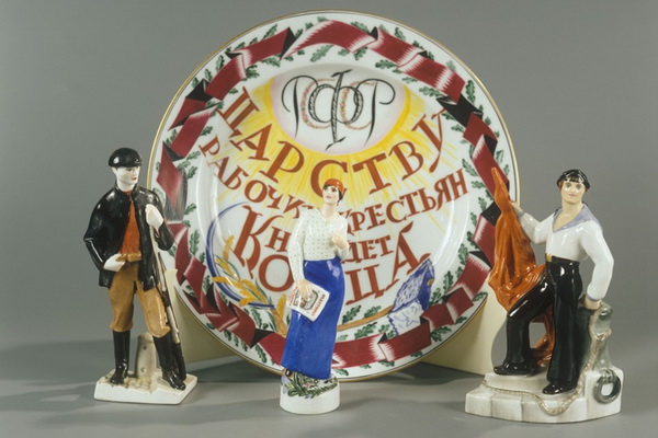 Выставка агитационного фарфора «Фарфоровая революция. Мечта о новом мире. Советский фарфор из собрания ВМДПНИ»