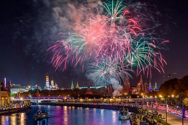 Праздничный салют в Москве на День защитника Отечества