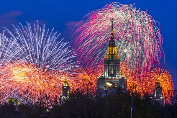 Праздничный салют в Москве на День защитника Отечества