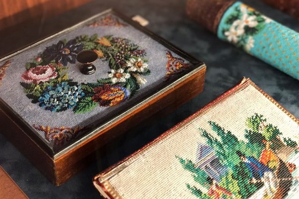 Выставка «И ярче краски в них и веселей узоры»