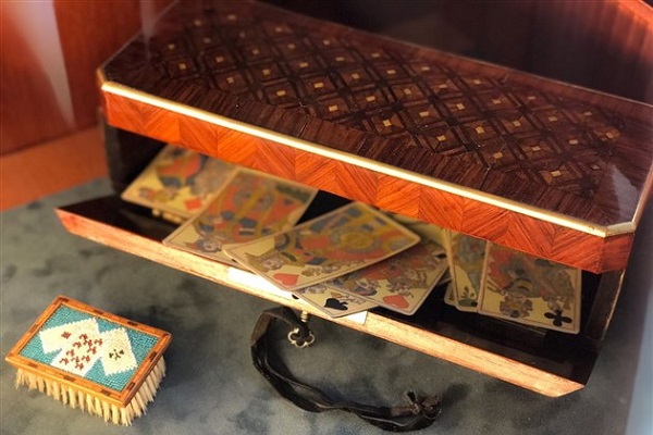 Выставка «И ярче краски в них и веселей узоры»