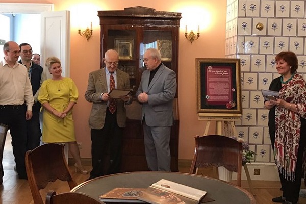 Выставка «И ярче краски в них и веселей узоры»