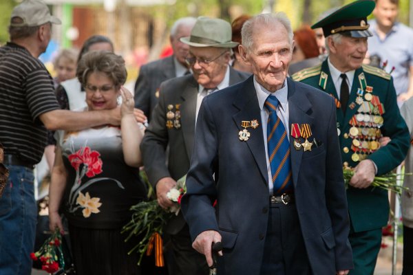 Празднование Дня Победы на площади возле Храма Христа Спасителя