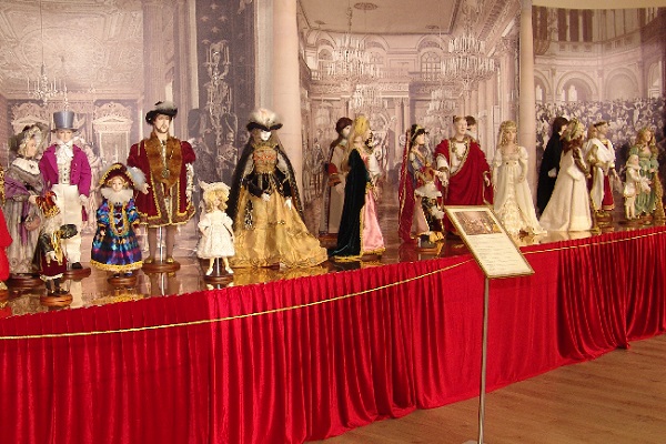 Выставка костюмированных фарфоровых скульптур «Маскарад»