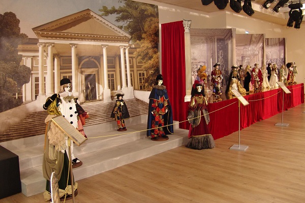 Выставка костюмированных фарфоровых скульптур «Маскарад»