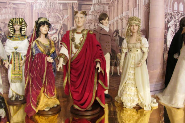 Выставка костюмированных фарфоровых скульптур «Маскарад»