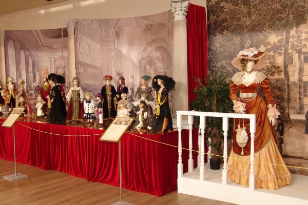 Выставка костюмированных фарфоровых скульптур «Маскарад»