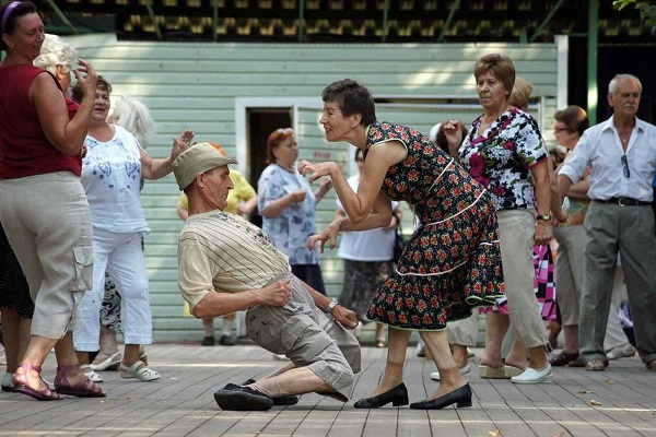 Летние бесплатные уроки танцев и тренировки по фитнесу в парках Москвы