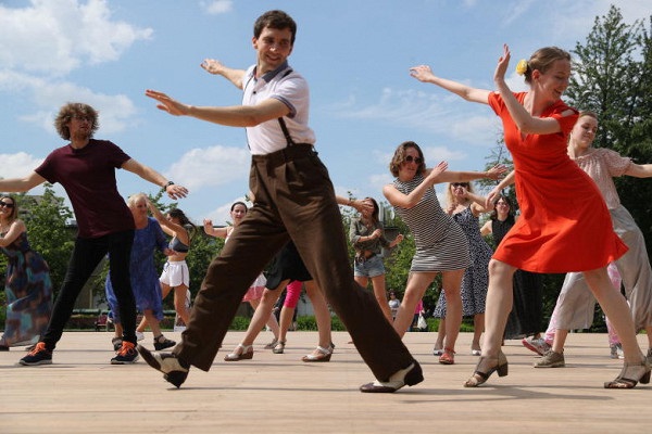 Летние бесплатные уроки танцев и тренировки по фитнесу в парках Москвы