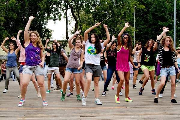 Летние бесплатные уроки танцев и тренировки по фитнесу в парках Москвы