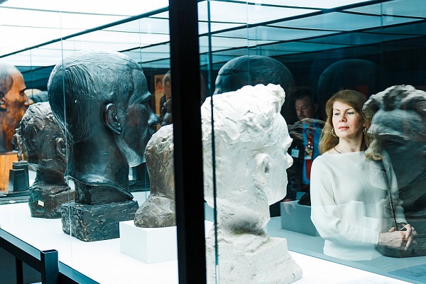 Выставка «Сотый апрель»