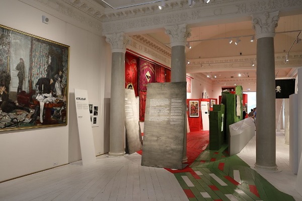 Выставка «Три цвета правды»