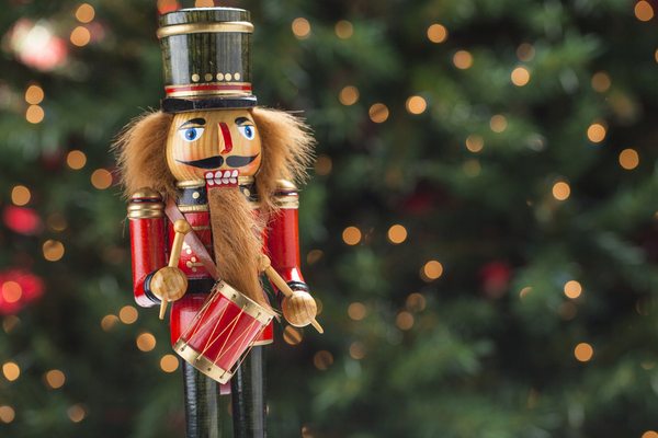 Семейная новогодняя сказка с песочной анимацией «Щелкунчик»