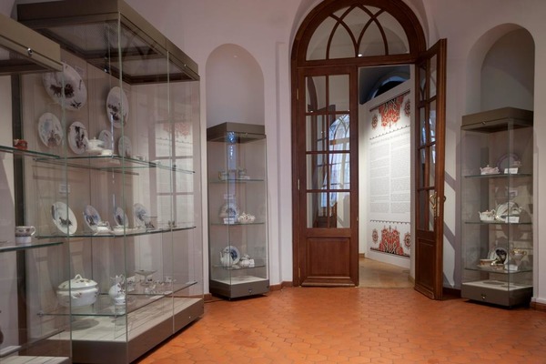 Выставка «Модерн: в поисках русского стиля. Фарфор и керамика частных заводов Российской империи конца 19 – начала 20 века»