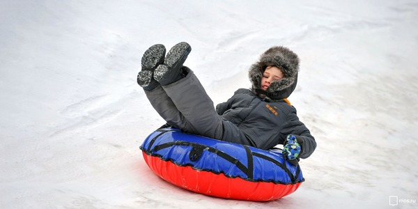 В Московских парках открылись первые зимние горки