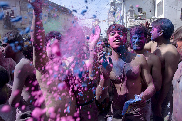 Выставка фотографий «Перекрёстки миров»