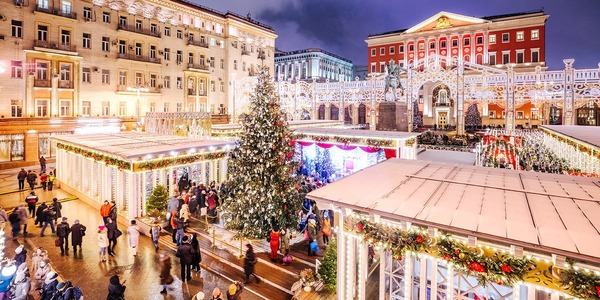 Кузница, передвижная колокольня и чай в варежке: Рождество в парках Москвы