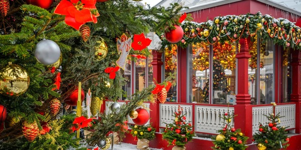 Кузница, передвижная колокольня и чай в варежке: Рождество в парках Москвы