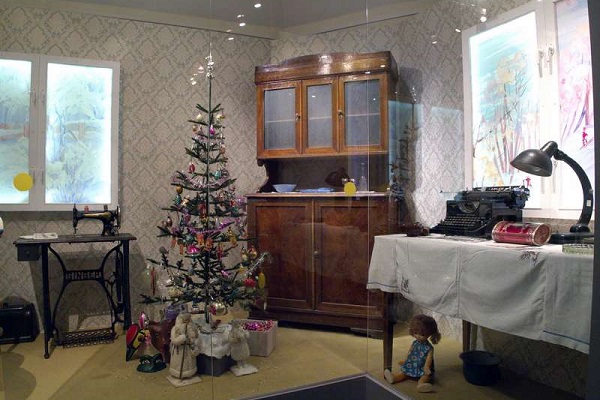 Выставка «С Новым годом! С новым счастьем!»