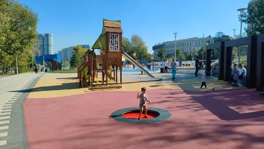 Детские площадки в Академическом парке