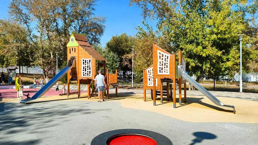 Детские площадки в Академическом парке