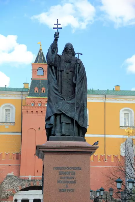 Памятник патриарху Ермогену в Александровском саду