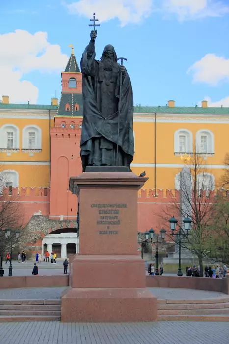 Памятник патриарху Ермогену в Александровском саду