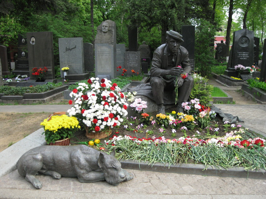 Памятник Никулину на Новодевичьем кладбище