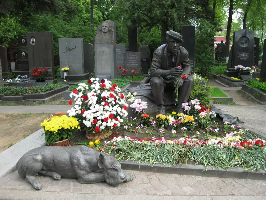 Памятник Никулину на Новодевичьем кладбище