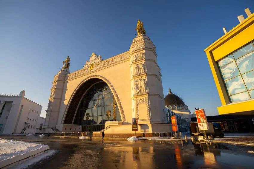 Познавательные выходные на ВДНХ: экскурсии о планетах и лекции об астрономических наблюдениях и загадках Луны