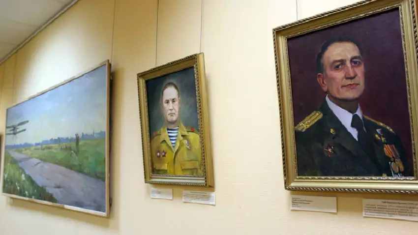 Выставка «Три цвета подвига»