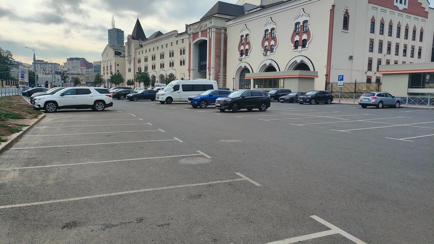 Парковка у Казанского вокзала в Москве