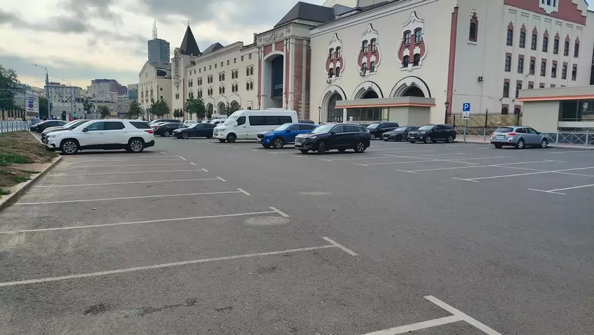 Парковка у Казанского вокзала в Москве