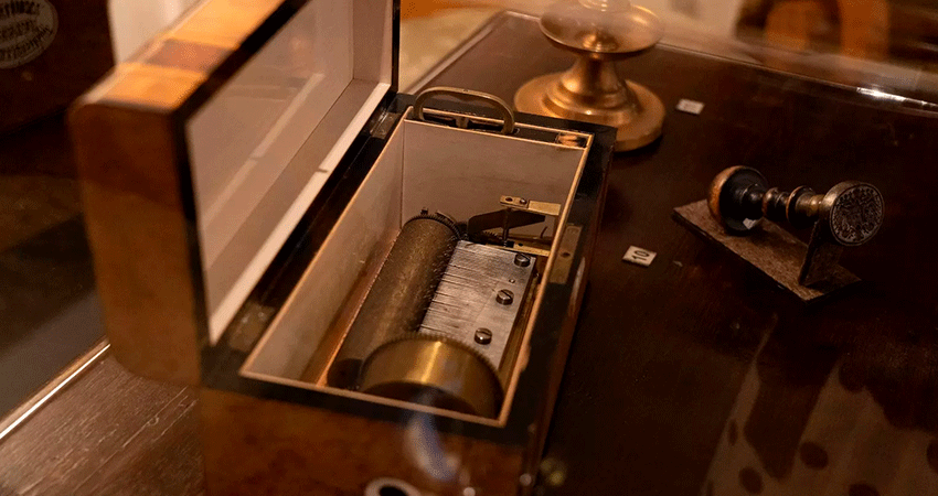 Уникальная выставка «Гениальный дилетант» открылась в честь 220-летия Михаила Глинки