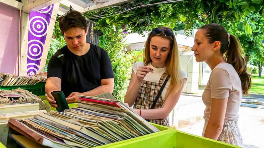 Более 500 антикварных предметов, посвящённых Виктору Цою, можно увидеть на винтажном маркете