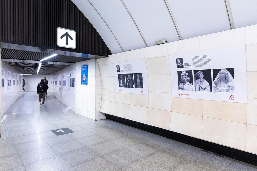 В московском метро открылась выставка к юбилею Театра сатиры