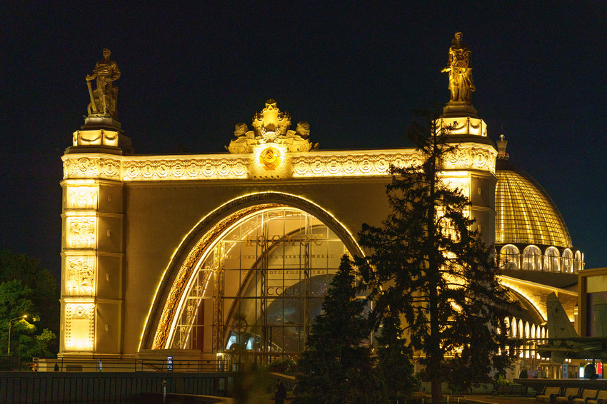 Бесплатные экскурсии, кинопоказы, новая выставка: ВДНХ приглашает на «Ночь искусств»