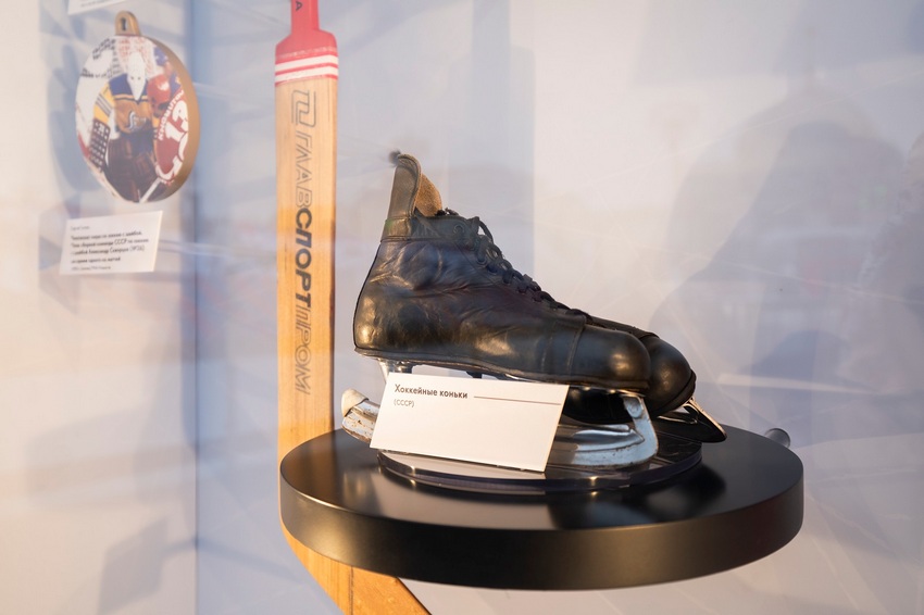 «Все на лед!»: на катке ВДНХ открыта экспозиция отечественных достижений в зимних видах спорта