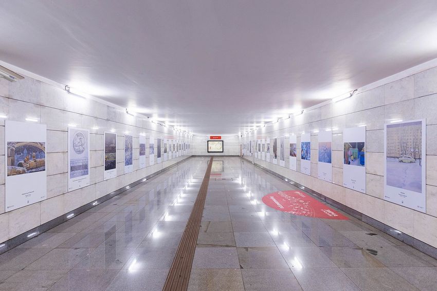 Новогодняя выставка работ московских художников в метро