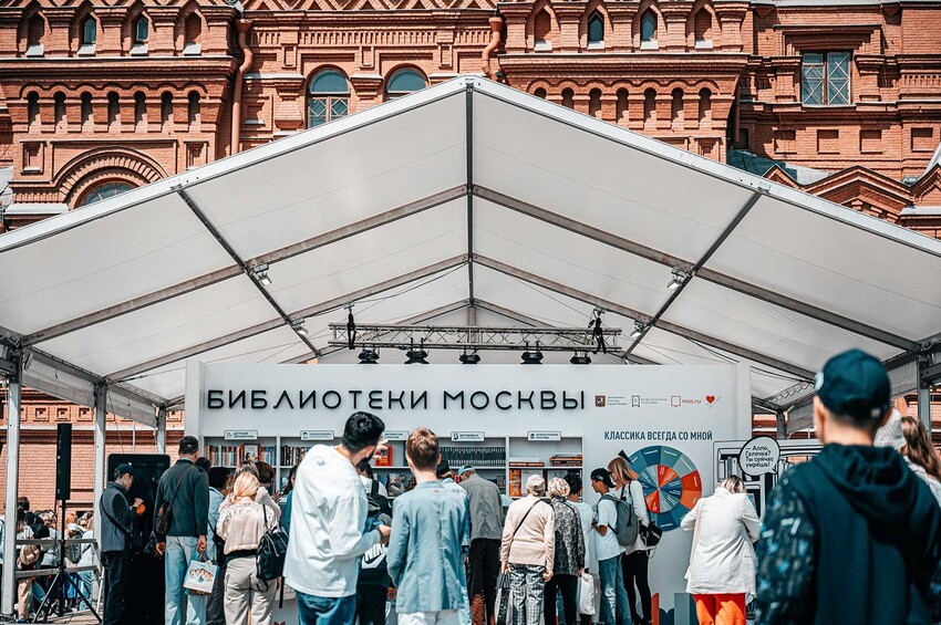 Спектакли по произведениям классиков и презентации книг: что ждет гостей на книжном фестивале «Красная площадь»