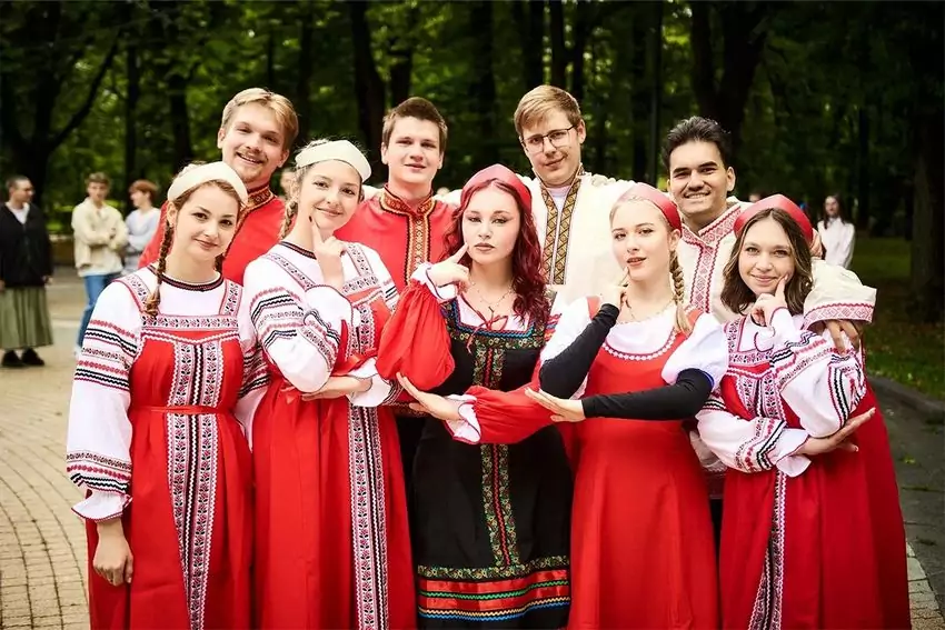 Флешмоб в честь юбилея столицы: «Московская кадриль» на Болотной площади