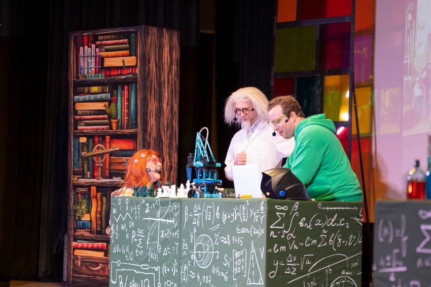 Детский спектакль «Учёная семейка и роботы»