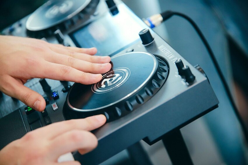 Выучить азбуку Морзе и погрузиться в арт-терапию: как провести выходные в столичных парках