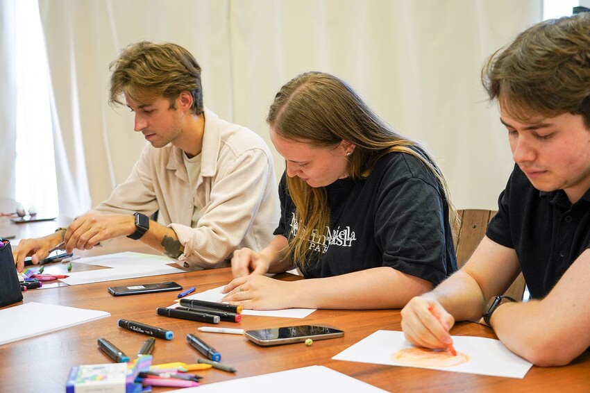 Выучить азбуку Морзе и погрузиться в арт-терапию: как провести выходные в столичных парках