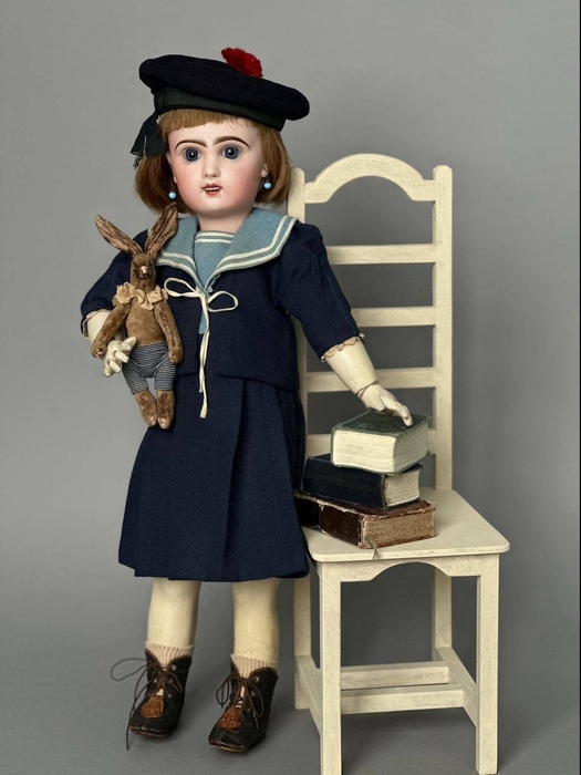 Фарфоровая кукла в интерьере XIX века